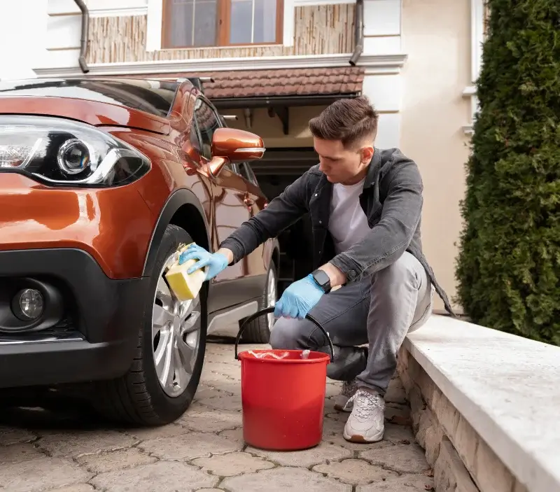 Lavage auto à domicile Linazay : professionnel intervenant sur un véhicule